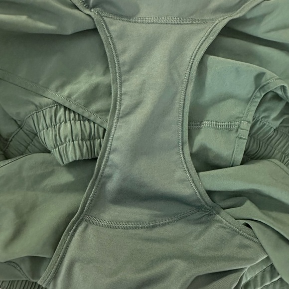 Lululemon Hotty Hot Short II 2.5" Frosted Pine Size 12 - Picture 9 of 10